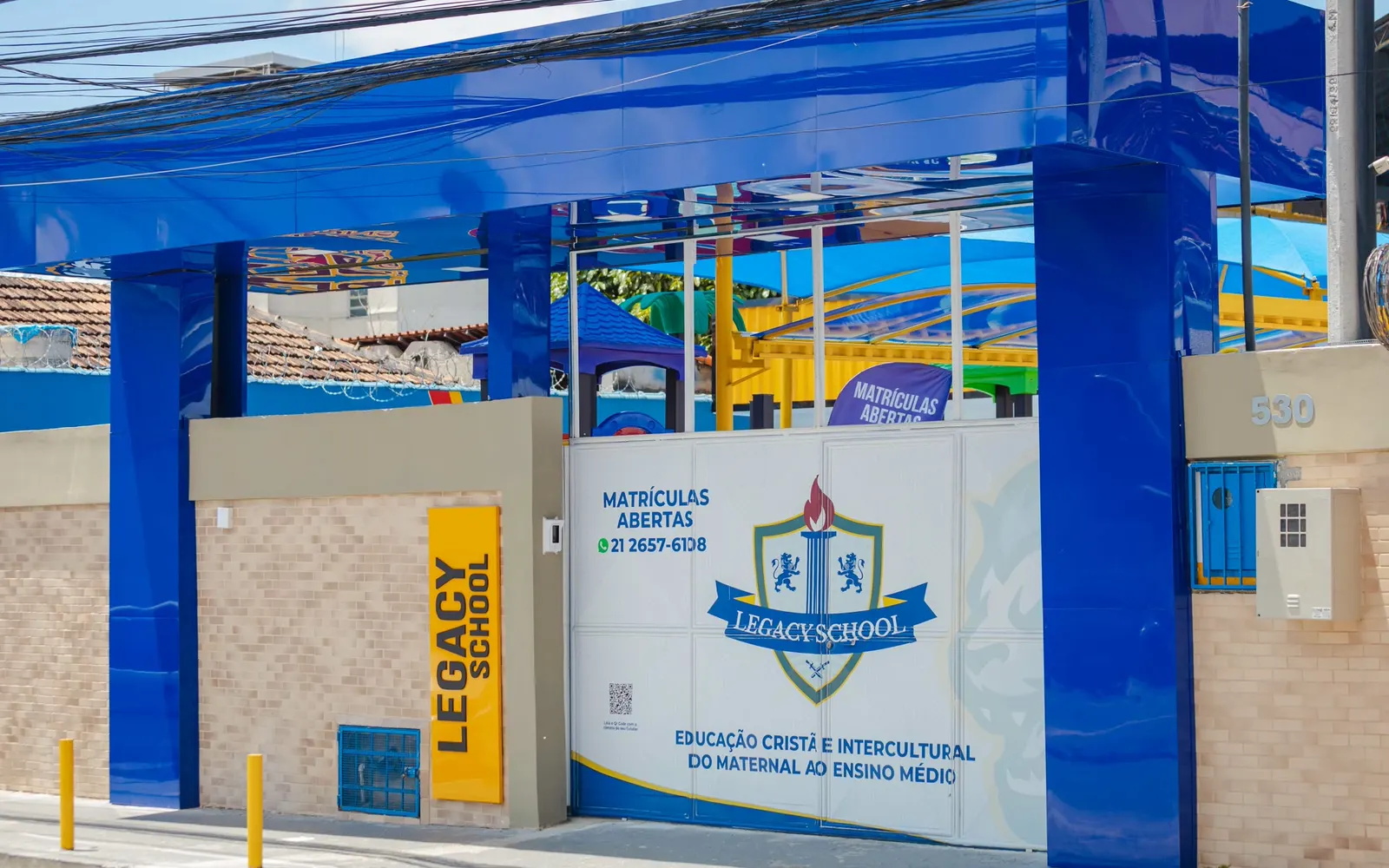 Legacy School: Fachada e sinalização