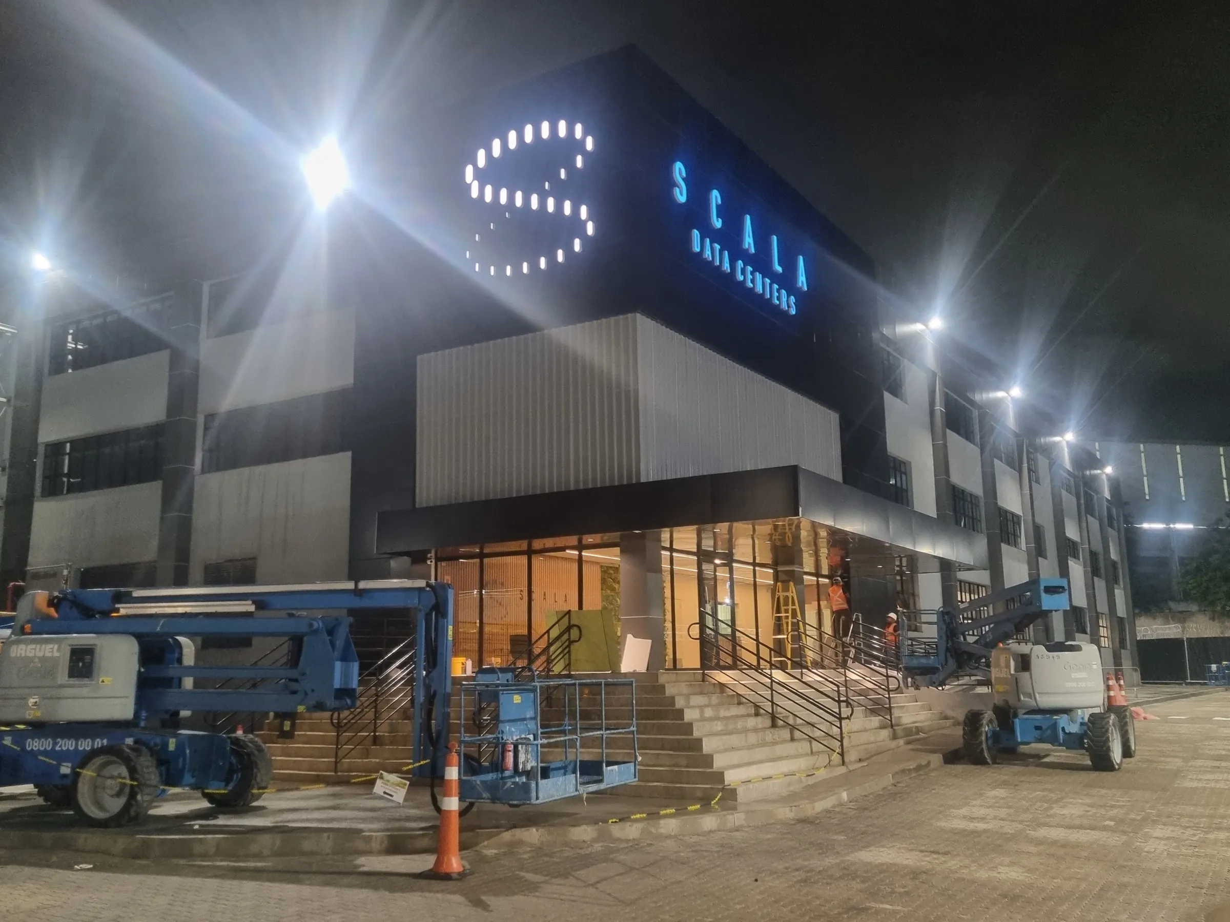 Scala Data Centers, 15.04: Primeira noite com o letreiro e o símbolo acesos.